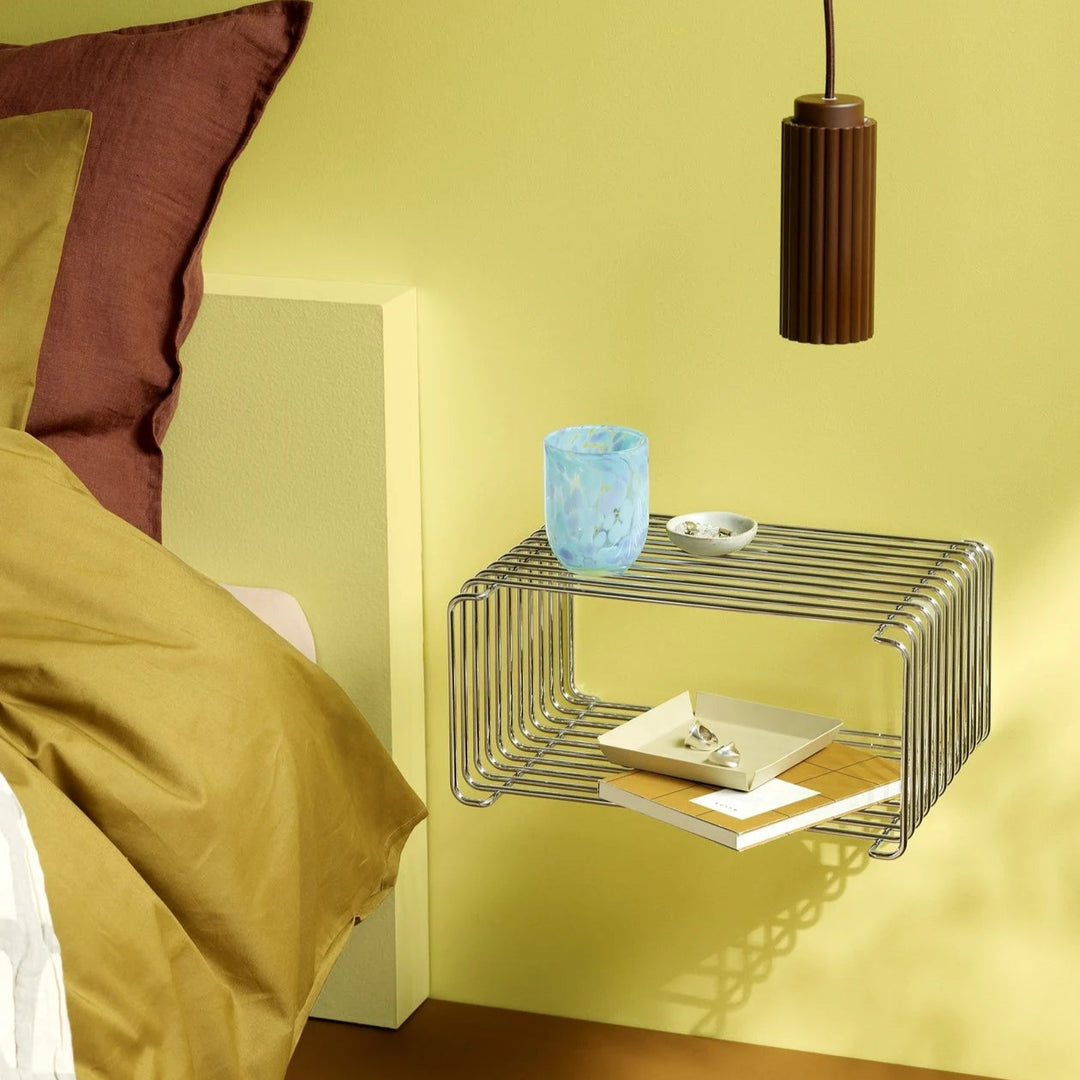Panton Wire i krom fra Montana som natbord