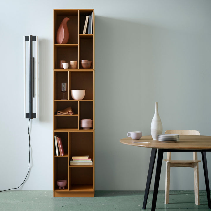 LOOM smal bogreol fra Montana Selection i farven Amber