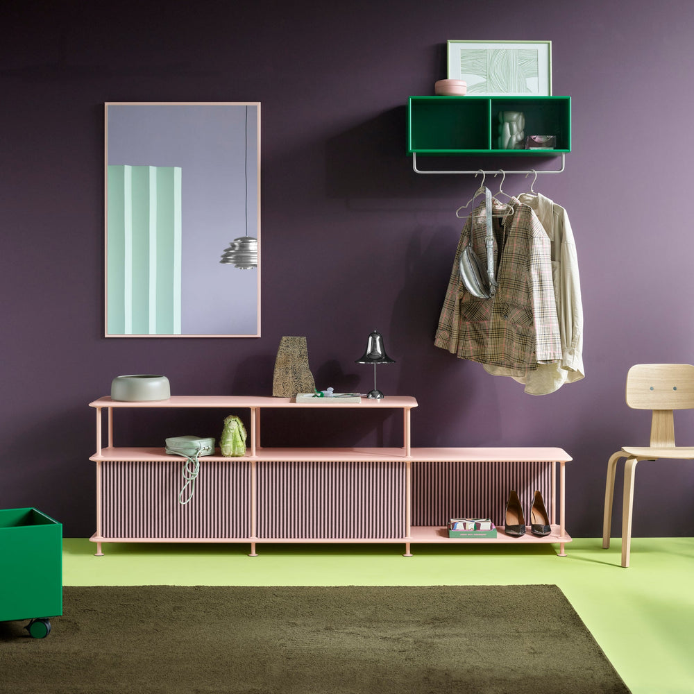 Coat hattehylde fra Montana Selection i farven Ruby i entre, garderobe