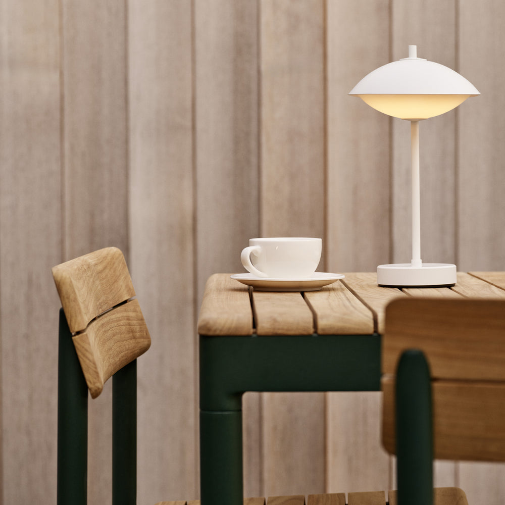 Musling portable bordlampe fra Fritz Hansen. Perfekt både til udendørs og indendørs brug. 