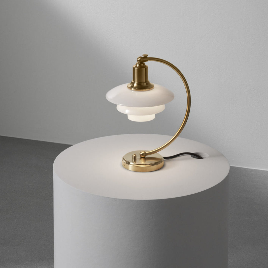 PH 2/2 Luna bordlampe i messing og opalglas designet af Poul Henningsen for Louis Poulsen