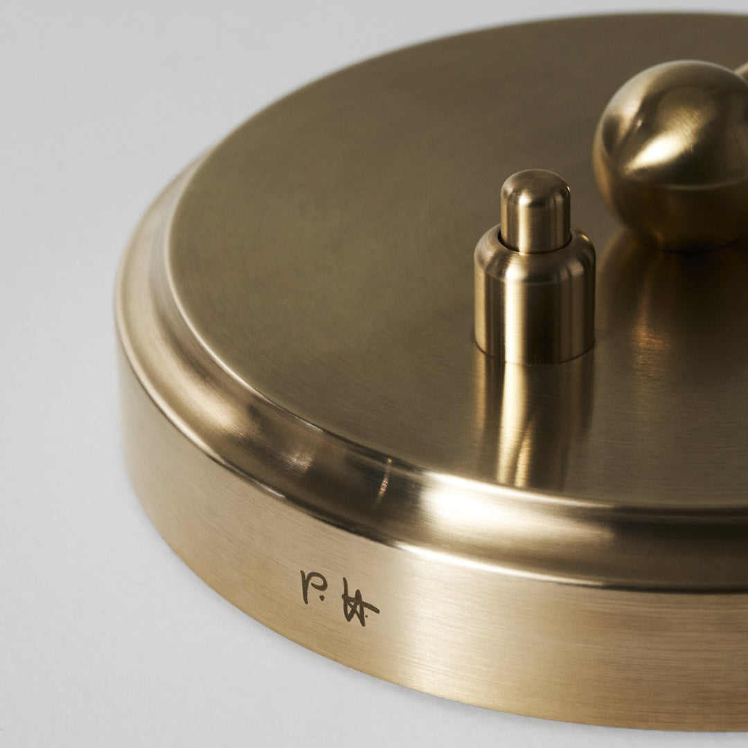 PH 2/2 Luna bordlampe i messing og opalglas designet af Poul Henningsen for Louis Poulsen