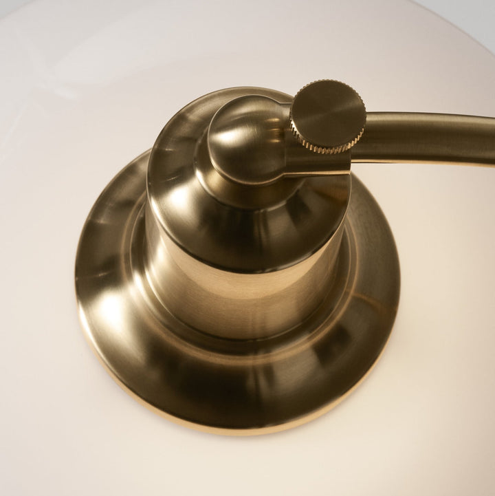 PH 2/2 Luna bordlampe i messing og opalglas designet af Poul Henningsen for Louis Poulsen