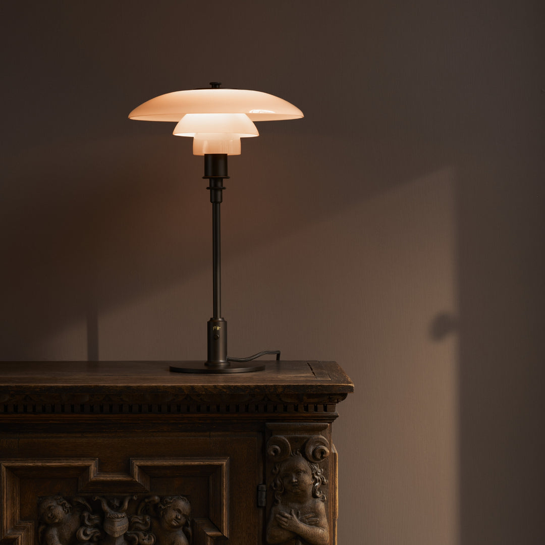 PH 3/2 Dusty Terracotta Limited Edition 2025 fra Louis Poulsen på skab hjemme
