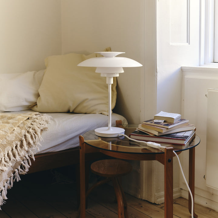 PH 80 Bordlampe – Tidløst Design af Poul Henningsen for Louis Poulsen i soveværelse