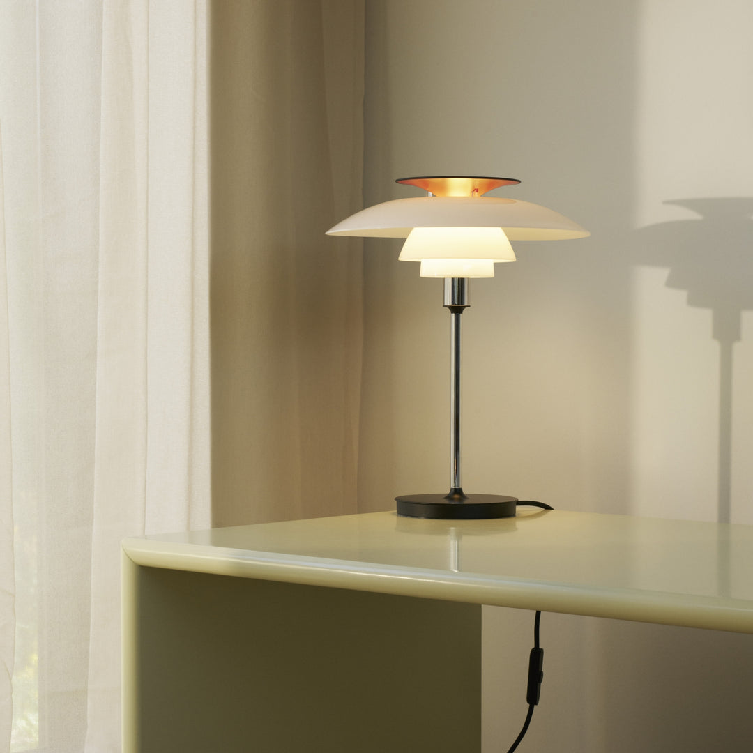 PH 80 Bordlampe – Tidløst Design af Poul Henningsen for Louis Poulsen i stue