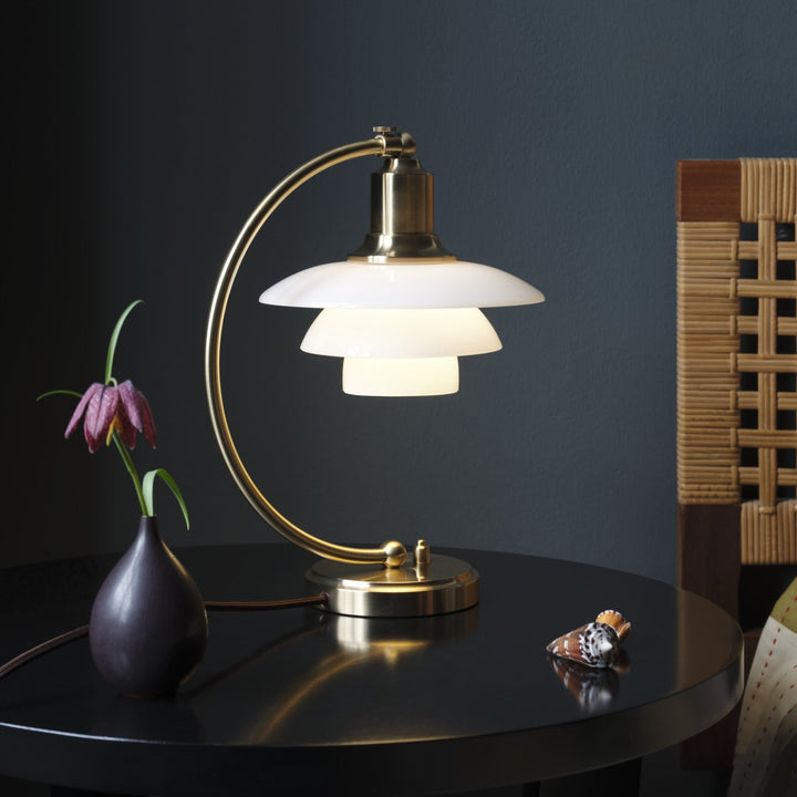PH 2/2 Luna bordlampe i messing og opalglas designet af Poul Henningsen for Louis Poulsen
