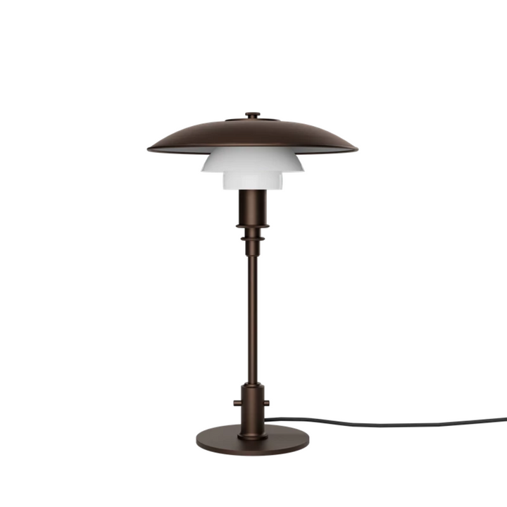 PH 3/2 Aged Brass Opal Bordlampe er en smuk nyhed fra Louis Poulsen, som har givet den klassiske lampe en ny smuk fortolkning med de brune farver.