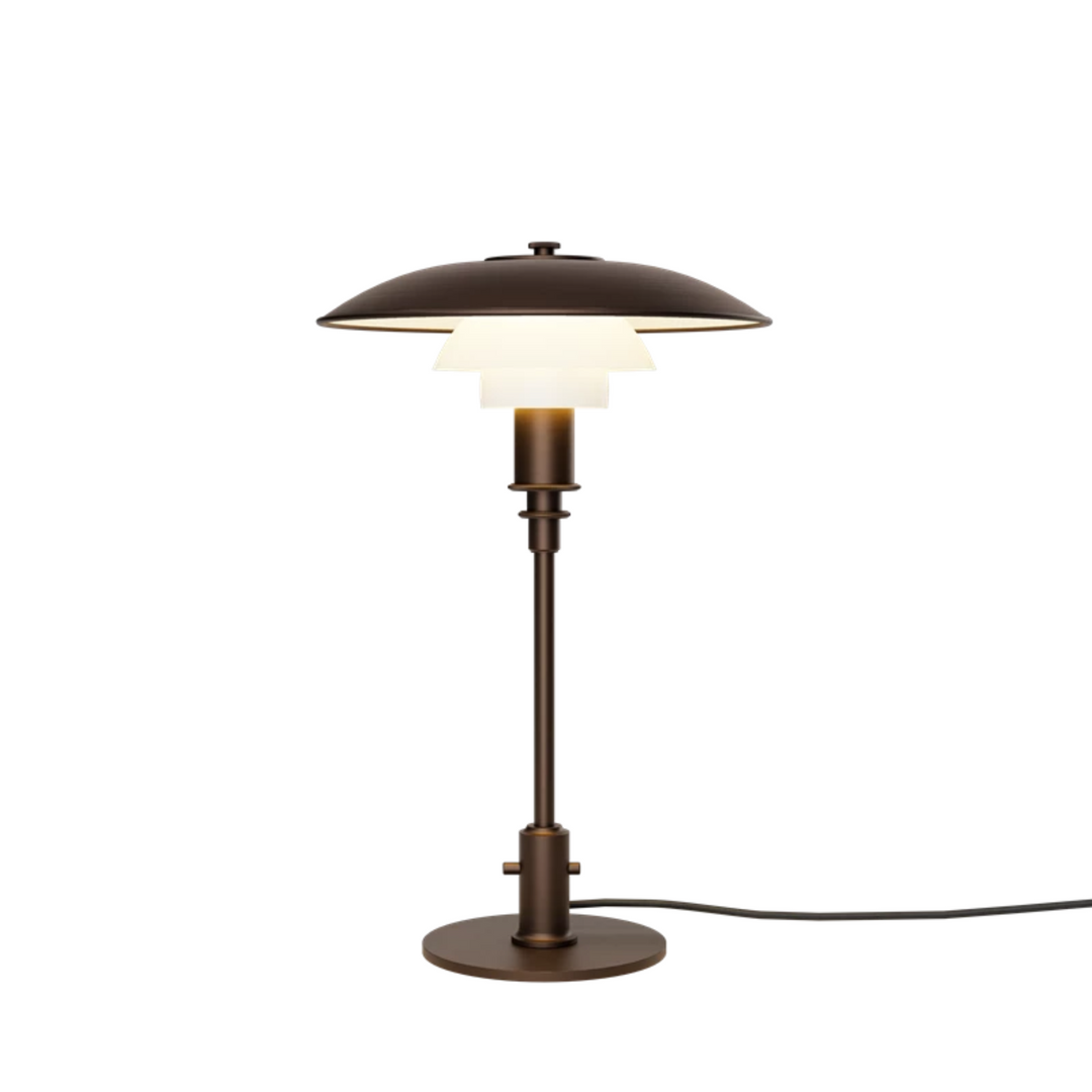 PH 3/2 Aged Brass Opal Bordlampe er en smuk nyhed fra Louis Poulsen, som har givet den klassiske lampe en ny smuk fortolkning med de brune farver.