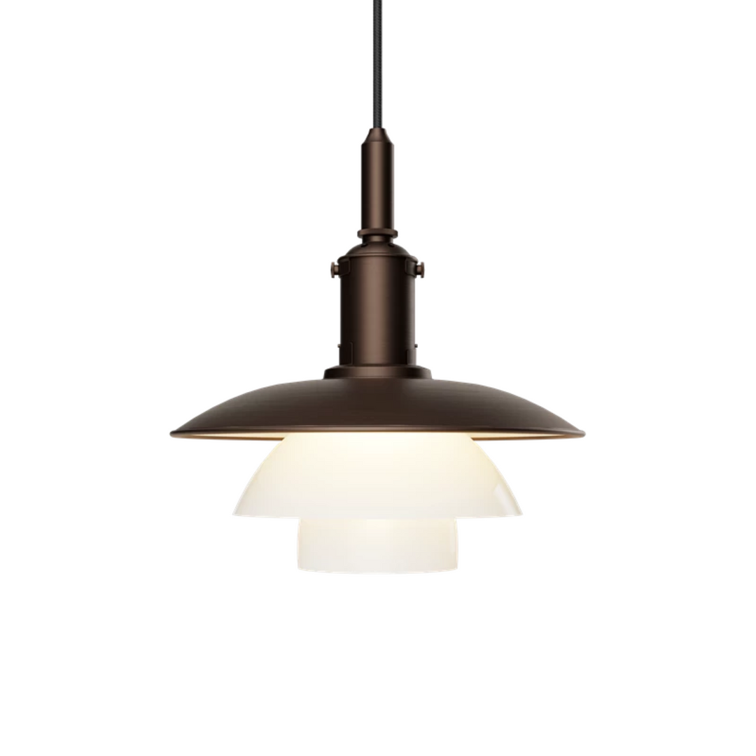 PH 3/3 Aged Brass Opal Pendel er en smuk lampe i bruneret messing fra Louis Poulsen som kan løfte ethvert rum, inklusiv små rum og områder med højt til loftet.