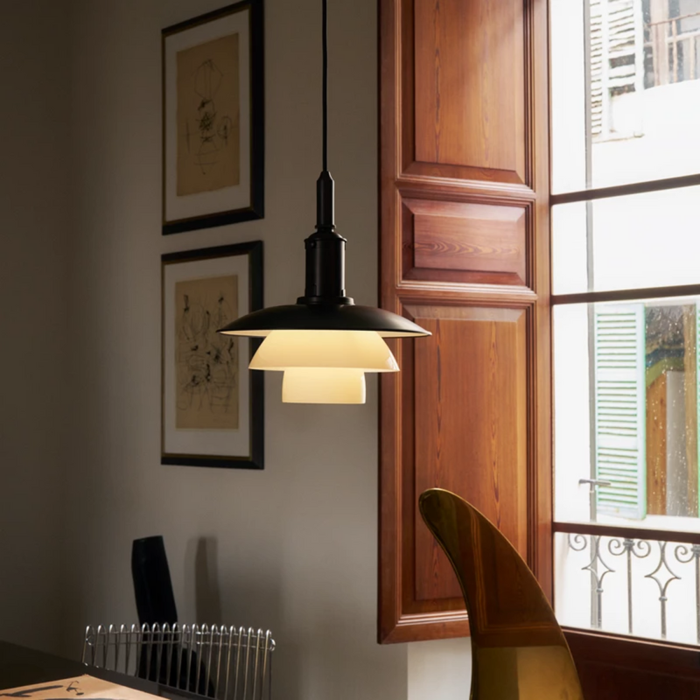 PH 3/3 Aged Brass Opal Pendel er en smuk lampe i bruneret messing fra Louis Poulsen som kan løfte ethvert rum, inklusiv små rum og områder med højt til loftet.