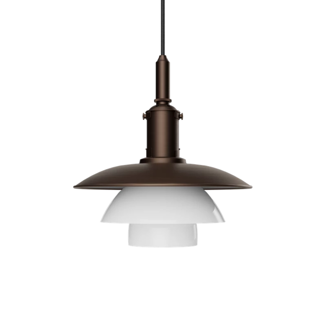 PH 3/3 Aged Brass Opal Pendel er en smuk lampe i bruneret messing fra Louis Poulsen som kan løfte ethvert rum, inklusiv små rum og områder med højt til loftet.