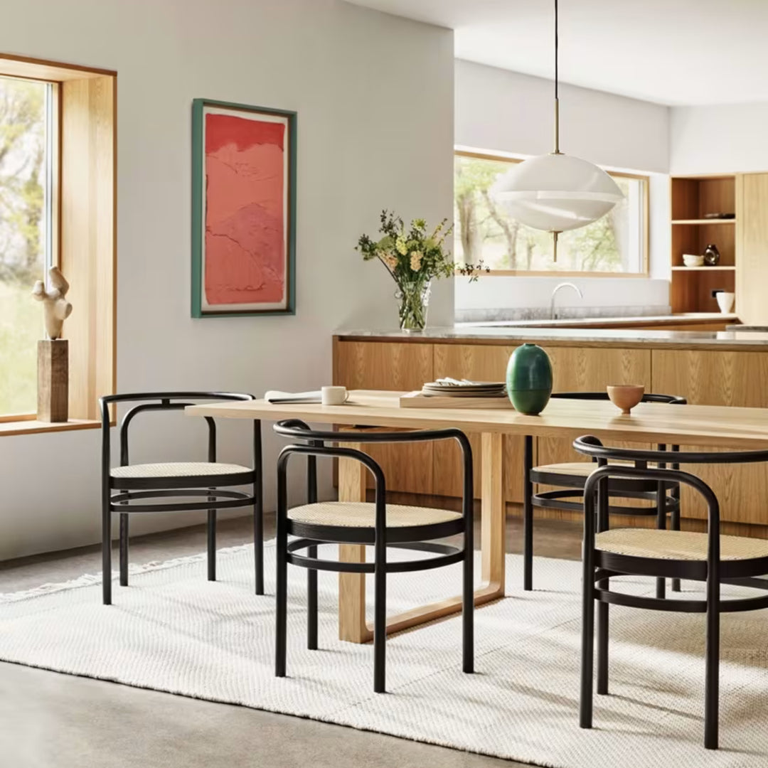 PK15 armchair af Poul Kjærholm for Fritz Hansen i spisestue sort