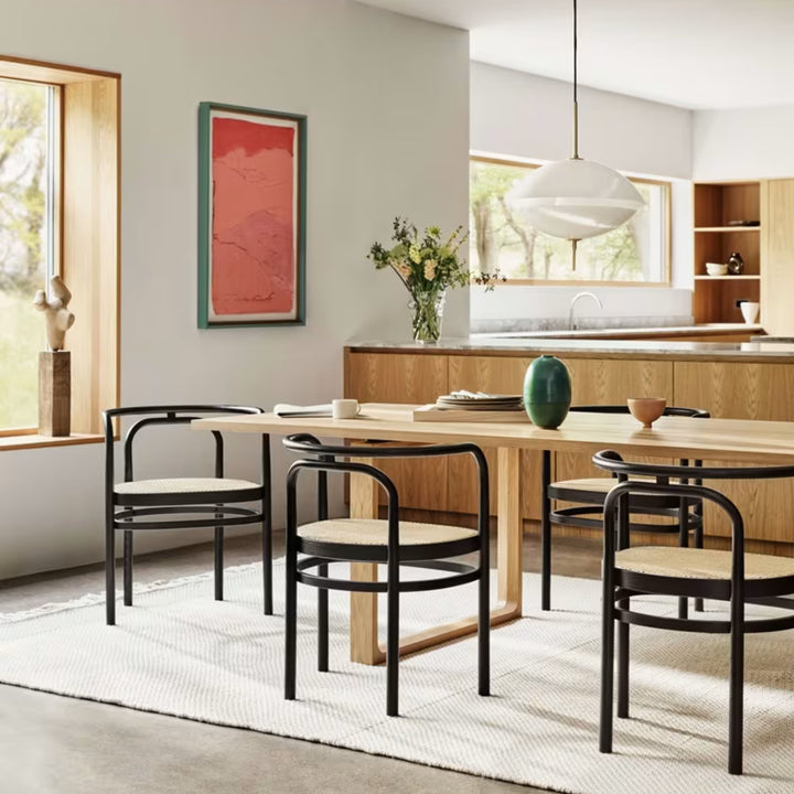 PK15 armchair af Poul Kjærholm for Fritz Hansen i spisestue sort