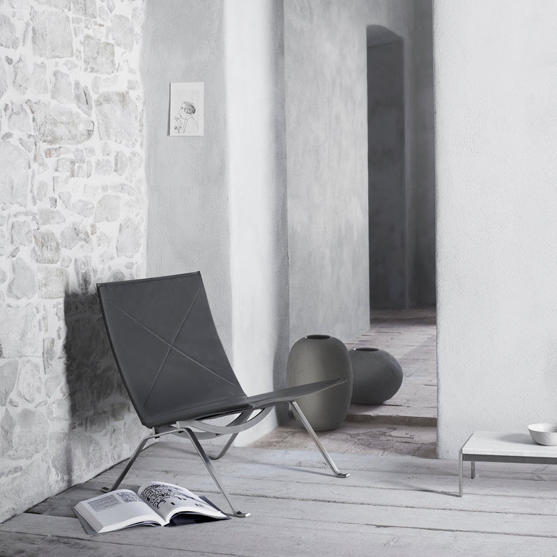 PK22 loungestol designet af Poul Kærholm for Fritz Hansen i sort aura læder