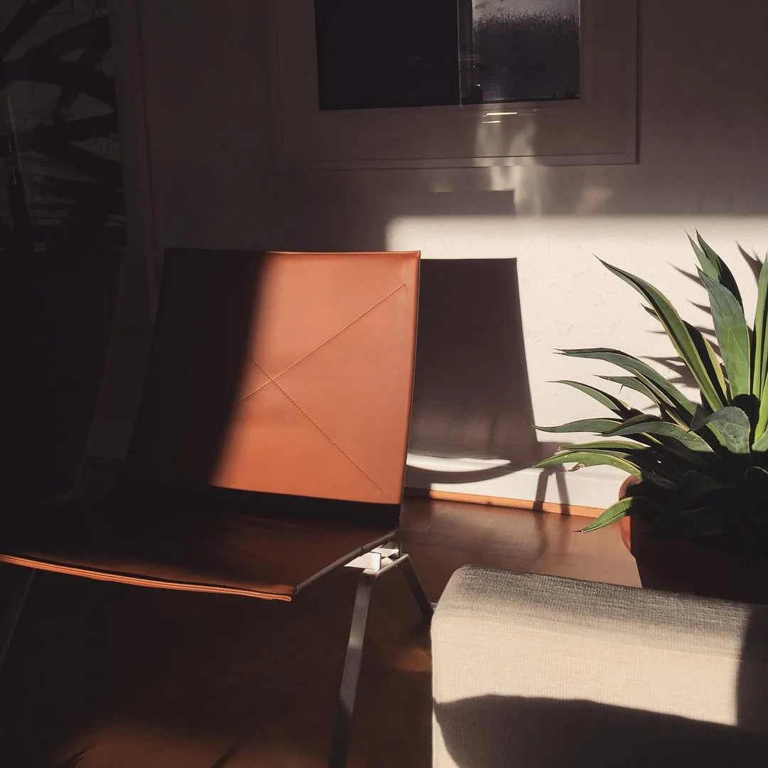 PK22 loungestol designet af Poul Kærholm for Fritz Hansen i valnød aura læder