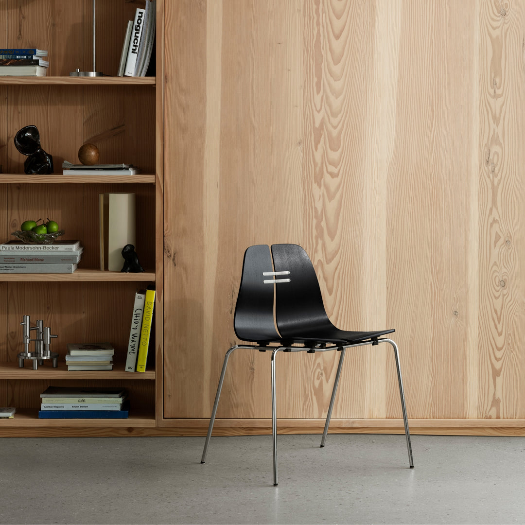 PK3 Chair designet af Poul Kjærholm for Fritz Hansen i sort ask i køkken