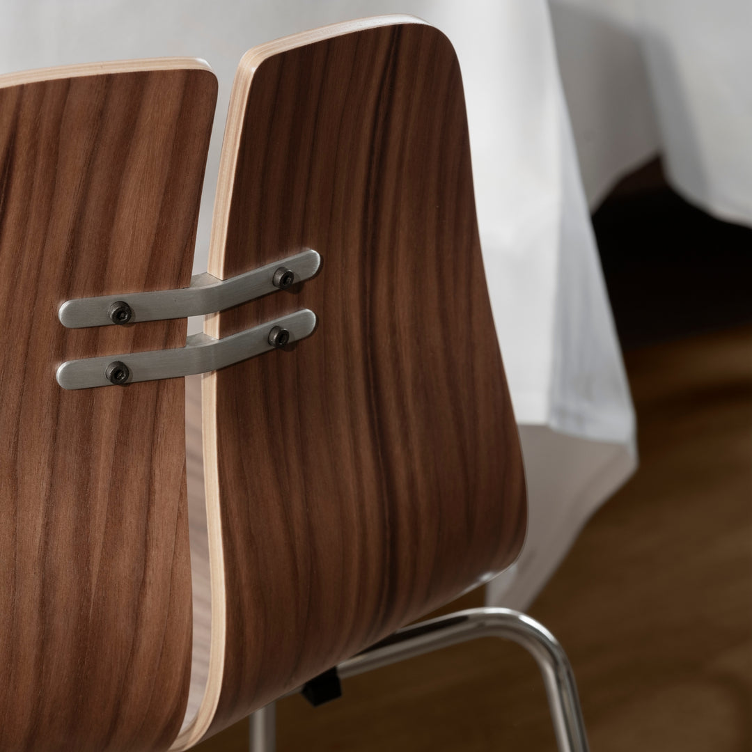 PK3 Chair designet af Poul Kjærholm for Fritz Hansen i valnød detaljer