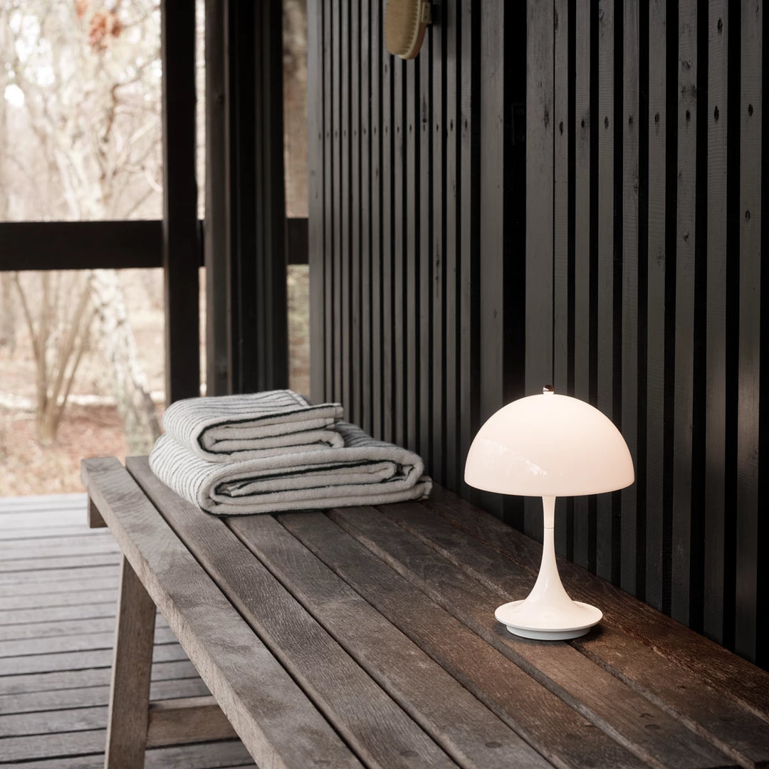 160 portable bordlampe fra Louis Poulsen i hvid