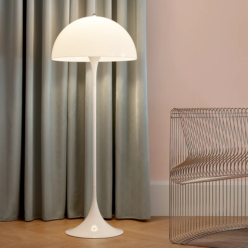 Panthella gulvlampe designet af Verner Panton for Louis Poulsen i hvid i stue