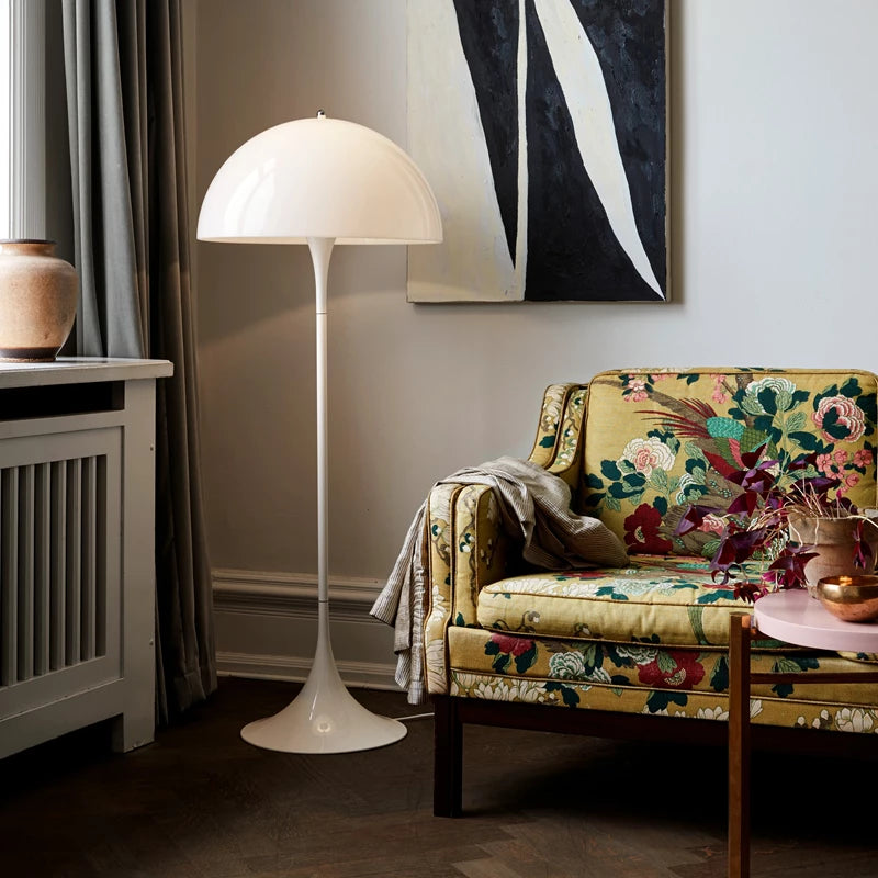 Panthella gulvlampe designet af Verner Panton for Louis Poulsen i hvid i stue