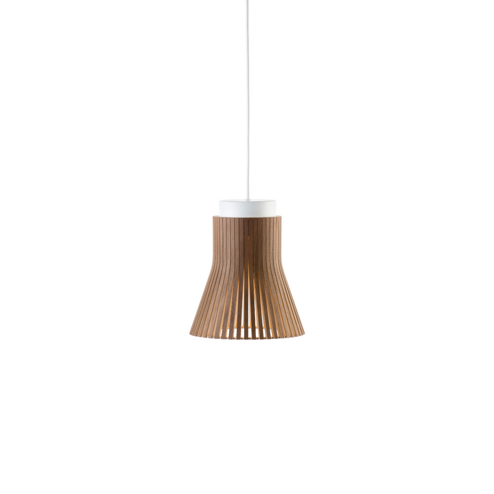 Petite 4600 pendel loftslampe fra Secto Design i valnød