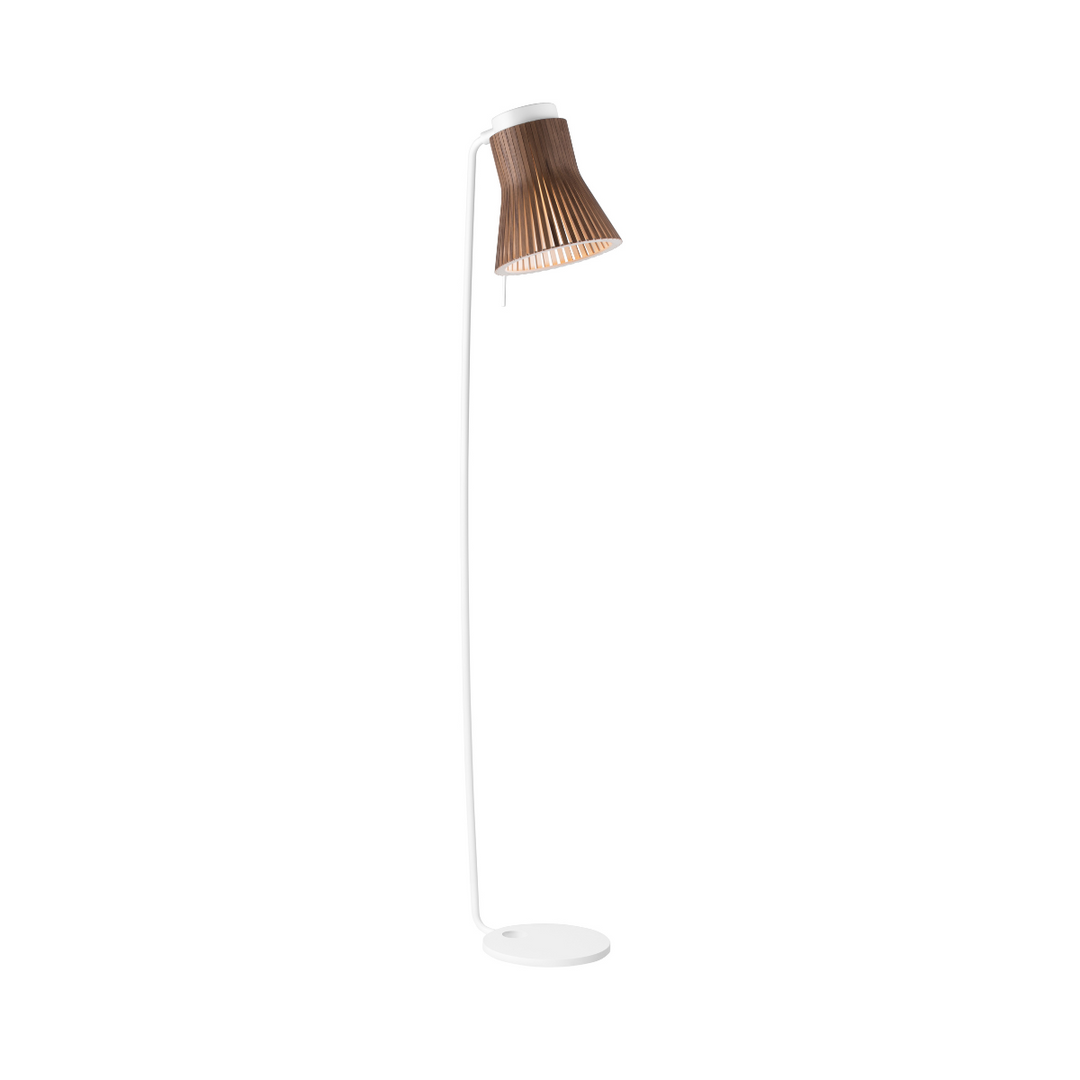 Petite 4610 gulvlampe fra Secto Design i valnød