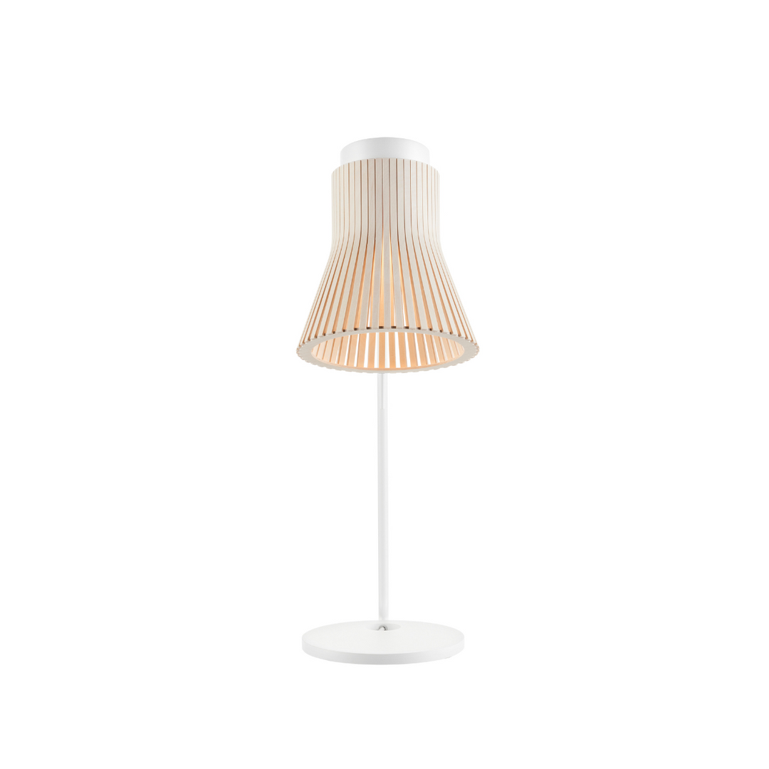 Petite 4620 bordlampe fra Secto Design i birk