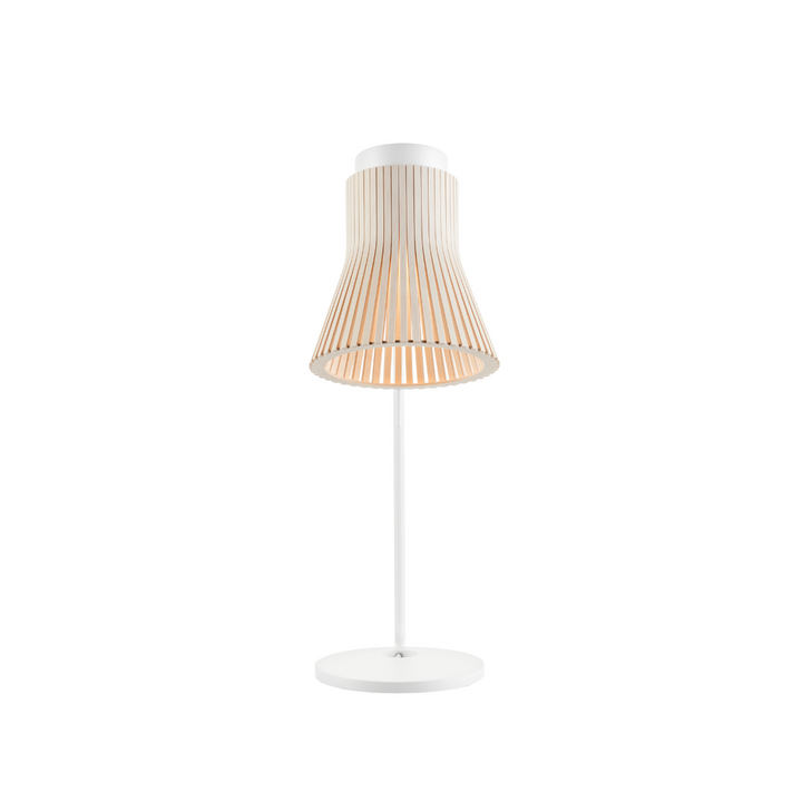 Petite 4620 bordlampe fra Secto Design i birk