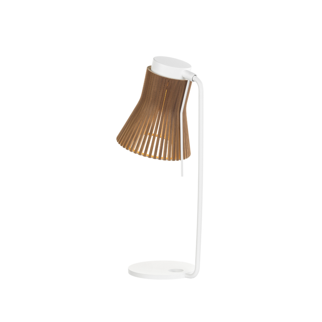 Petite 4620 bordlampe fra Secto Design i valnød