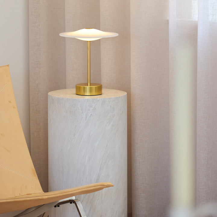 Sinus Portable bordlampe fra Piet Hein i messing i stue