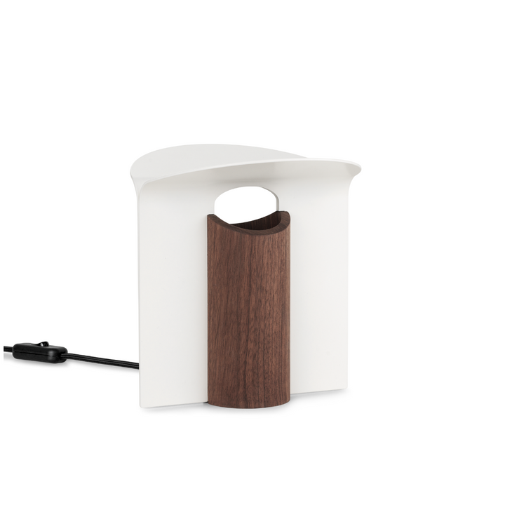 RF200 petal bordlampe på reol i farven hvid aluminium og olieret valnød