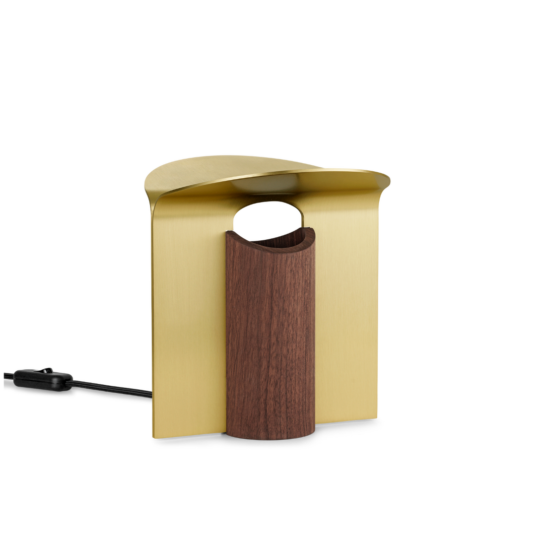 RF200 petal bordlampe på reol i farven messing og olieret valnød