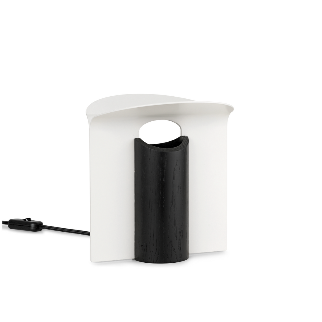 RF200 petal bordlampe på reol i farven hvid aluminium og sortmalet eg