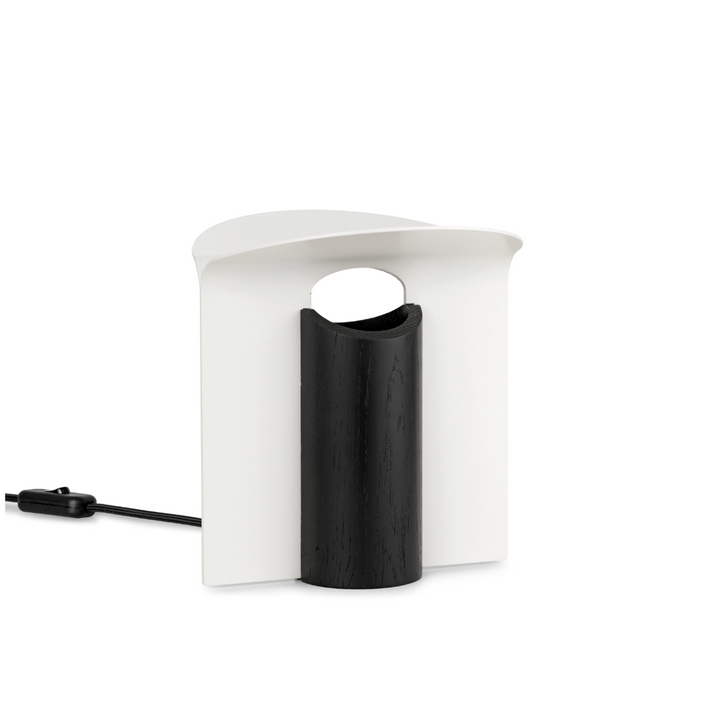 RF200 petal bordlampe på reol i farven hvid aluminium og sortmalet eg