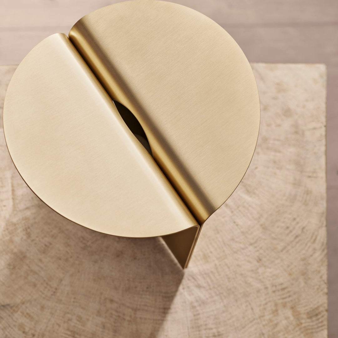 RF200 petal bordlampe fra Carl Hansen & Søn i farven olieret eg og messing detaljer
