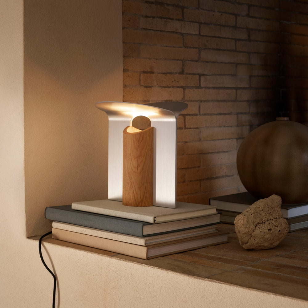 RF200 petal bordlampe på reol i farven aluminium og olieret eg