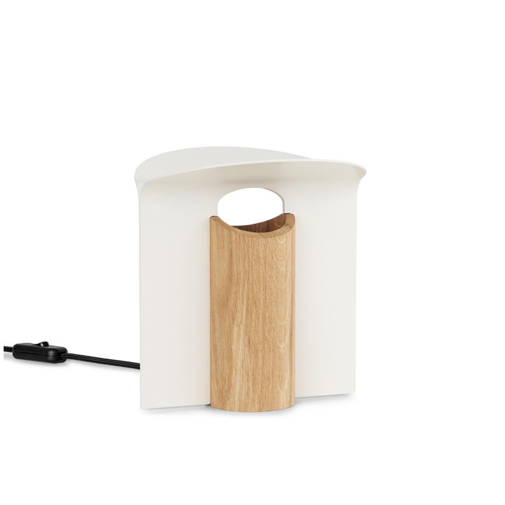 RF200 petal bordlampe på reol i farven hvid aluminium og olieret eg