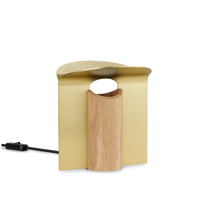 RF200 petal bordlampe på reol i farven messing og olieret eg