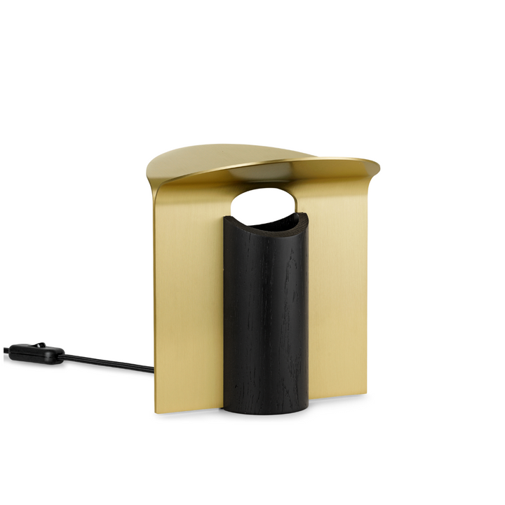 RF200 petal bordlampe på reol i farven messing og sortmalet eg