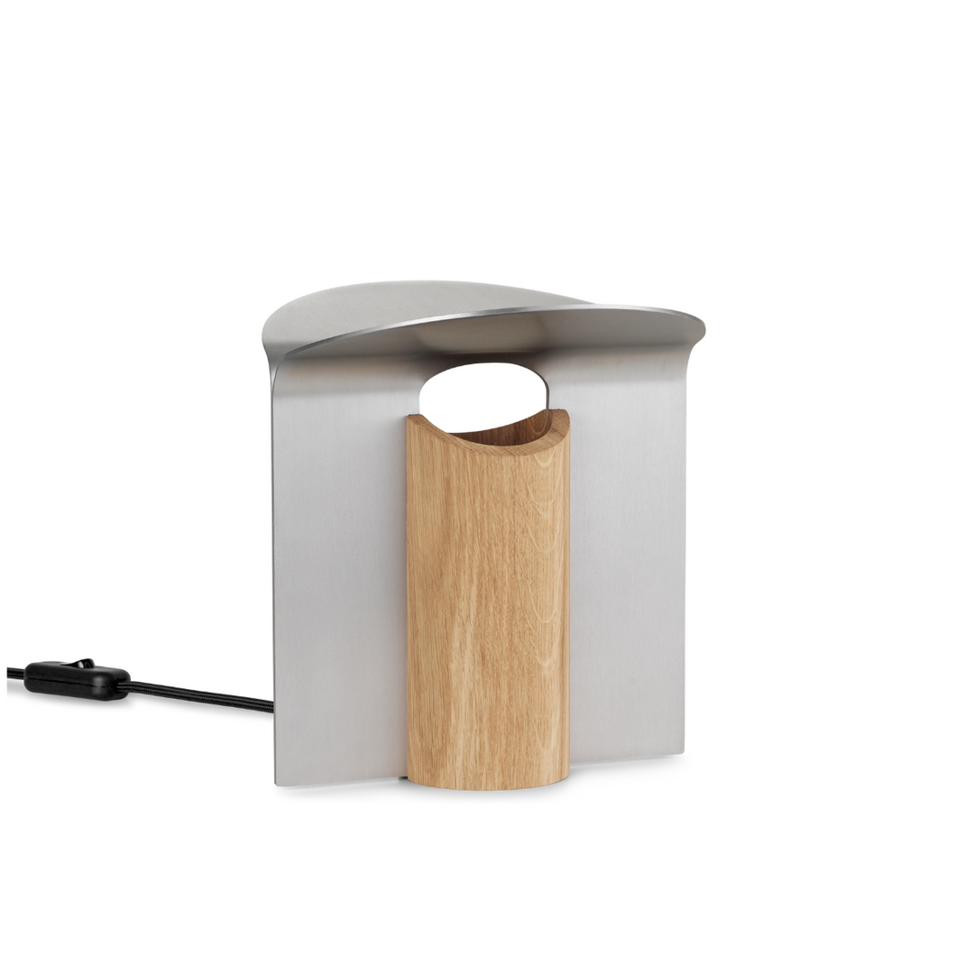 RF200 petal bordlampe i farven aluminium og olieret eg