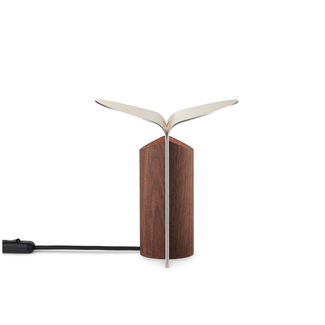 RF200 petal bordlampe på reol i farven aluminium og olieret valnød