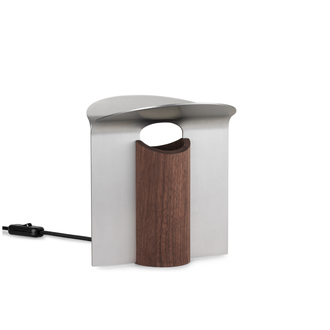 RF200 petal bordlampe fra Carl Hansen & Søn i olieret valnød og aluminium