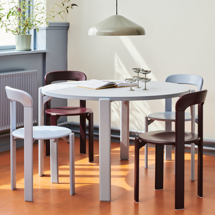 Rey table fra HAY i bøgetræ i farven slate blue med burgundy stole i spisestue