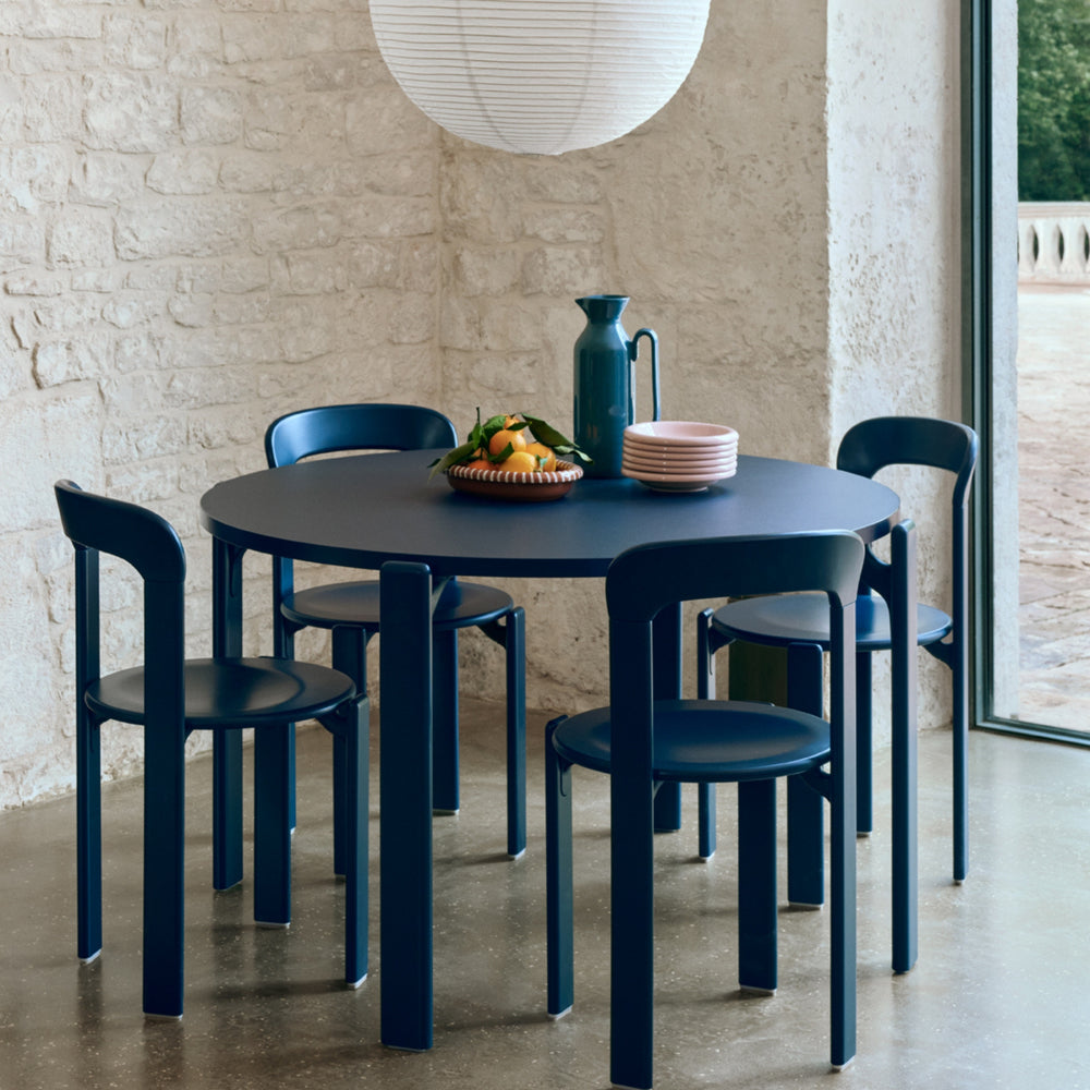 Rey table og chair fra HAY i bøgetræ i farven deep blue spisestue