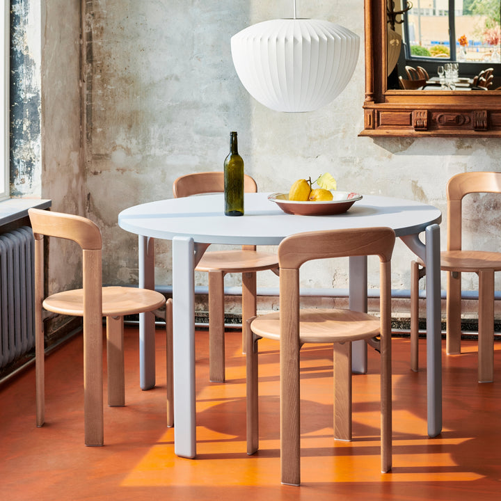 Rey table fra HAY i bøgetræ i farven slate blue med golden rey stole i spisestue