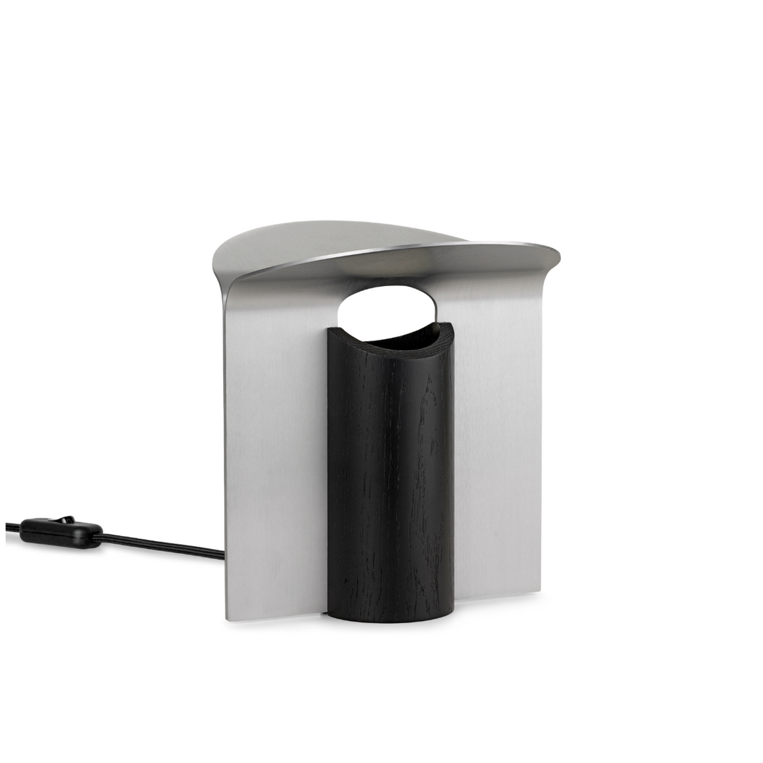 RF200 petal bordlampe fra Carl Hansen & Søn på reol i farven aluminium og sortmalet eg