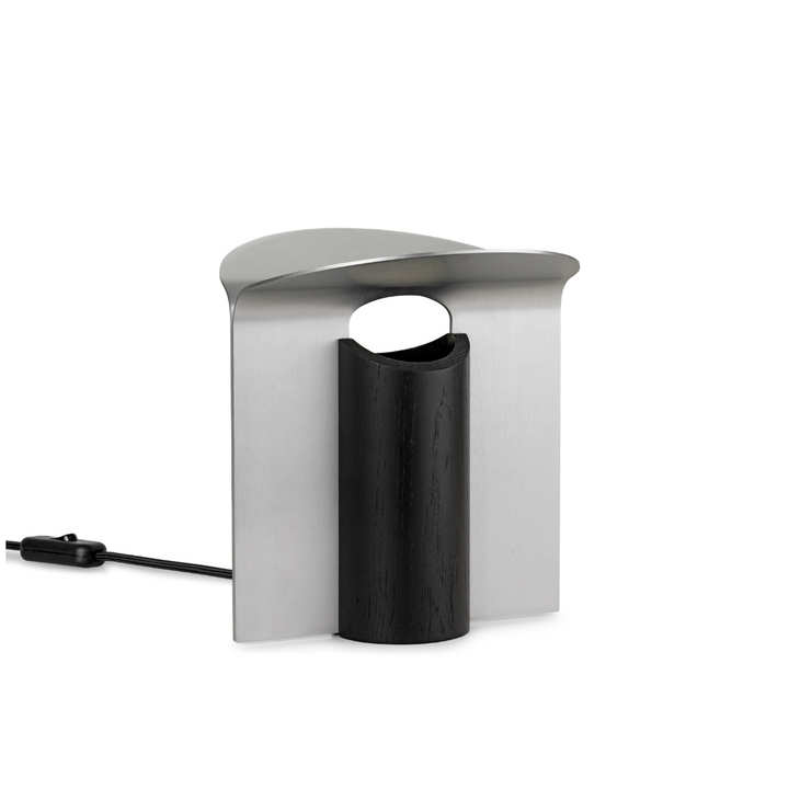 RF200 petal bordlampe fra Carl Hansen & Søn på reol i farven aluminium og sortmalet eg