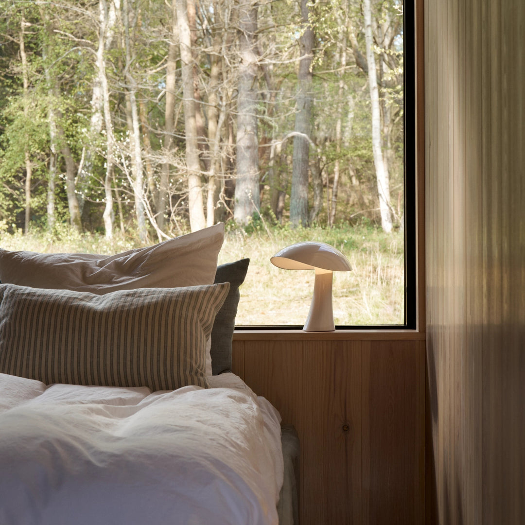 Rumee 220 Portable designet af Gabriel Tan for Louis Poulsen i cloud white i soveværelse