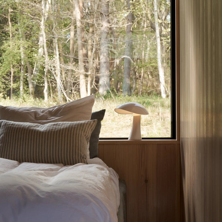 Rumee 220 Portable designet af Gabriel Tan for Louis Poulsen i cloud white i soveværelse